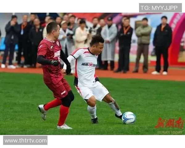 外卖快递与绿茵场的碰撞足球明星的美食与梦想之路